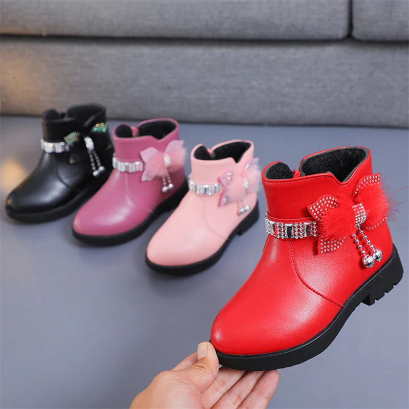 Botas de Invierno para niñas: Elegantes botas de invierno diseñadas para mantener a las niñas cómodas, abrigadas y con estilo.